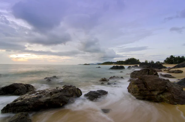 Dalgalar kayalar pantai kemasik, kijal, terengganu karşı alıştırma — Stok fotoğraf