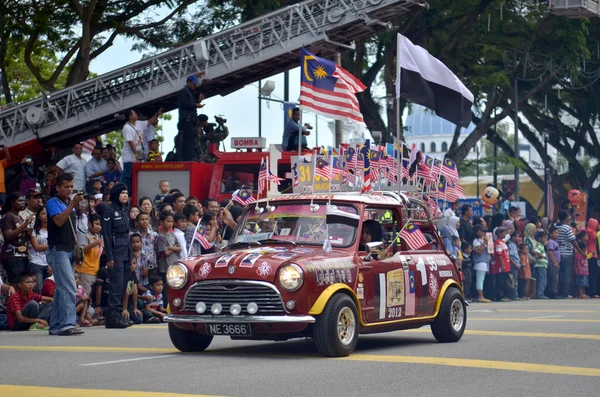 Kuantan, Malajsie - aug 31: klasické mini auto konvoj se podílí na Malajsii den parade, 55 výročí nezávislosti na srpen 31, 2012 v kuantan, pahang, Malajsie. — Stock fotografie