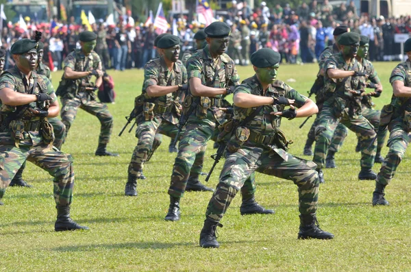 关丹，马来西亚-aug 31： 马来西亚军队展示捍卫在国庆阅兵的手战斗在 8 月 31、 关丹、 彭亨、 马来西亚 2012年独立 55 周年. — 图库照片