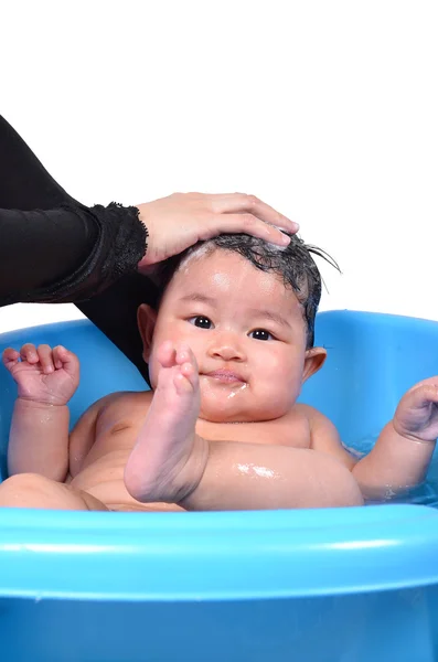 Милая малышка наслаждается ванна ее мать изолированы на белом фоне — стоковое фото