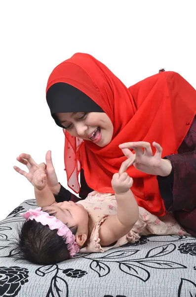 年轻的亚洲穆斯林母亲玩，带上白色背景孤立她可爱的小宝贝女孩微笑 — 图库照片