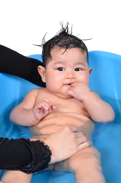 Linda niña disfrutando del baño por su madre aislada sobre fondo blanco —  Fotos de Stock