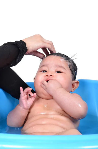 Милый азиатский ребенок наслаждается ванна ее мать изолированы на белом фоне — стоковое фото