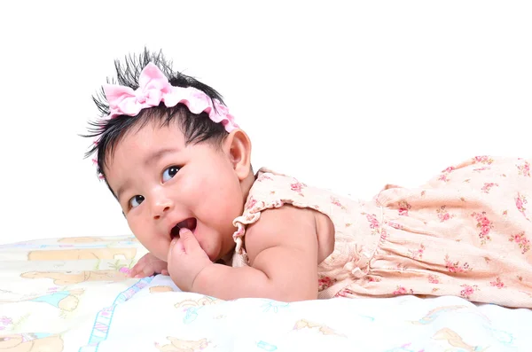 Mignon asiatique bébé fille rire et sourire couché isolé sur fond blanc — Photo