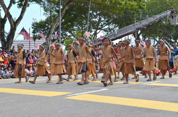 クアンタン-8 月 31： 8 月 31, 2012 クアンタン、パハン州、マレーシアの独立の第 55 周年を祝うナショナルデー パレードに参加する正体不明のマレーシアの子供. ロイヤリティフリーのストック写真
