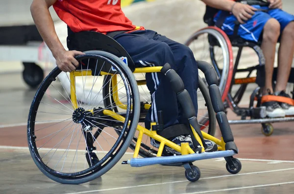 車椅子パラリン ピックのゲームのバスケット ボール選手 ストック写真