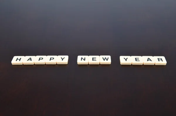 Szczęśliwego nowego roku słowo utworzone przez list elementów — Zdjęcie stockowe