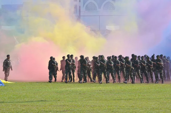 KUANTAN, MALAYSIA - AUG 31: Royal Malaysia Army demonstrate a combat defending at National Day parade, celebrating the 55th anniversary of independence on August 31, 2012 in Kuantan, Pahang, Malaysia. — Stock Photo, Image