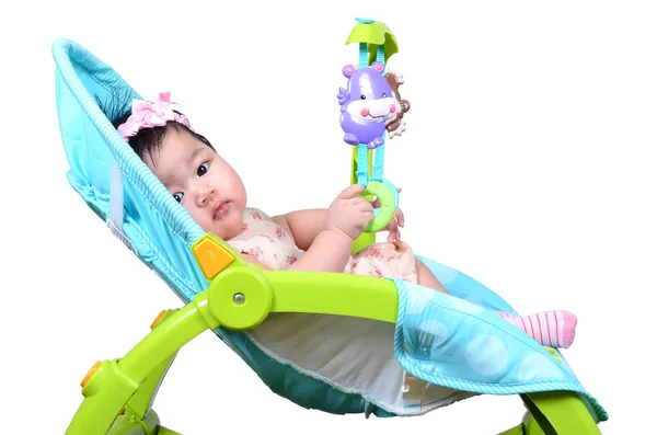 Bonito ásia bebê menina sorrindo enquanto jogar no ela resto cadeira isolado no branco fundo — Fotografia de Stock