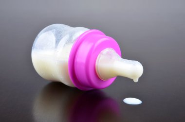 bir bebek için süt şişesiyle