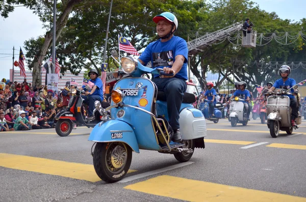 Kuantan, Maleisië-aug 31: vespa club Gemeenschap deelnemen nationale feestdag, vieren de 55ste verjaardag van de onafhankelijkheid op augustus 31, 2012 in kuantan, pahang, Maleisië. — Stockfoto