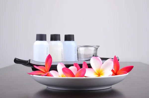 Spa treatment with beautiful frangipani flowers — Stock Photo, Image