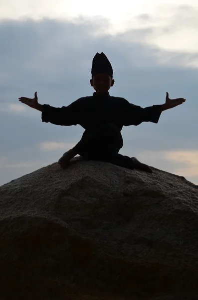 Siluet anak muda melakukan silat pencak, Melayu tradisional disiplin seni bela diri — Stok Foto