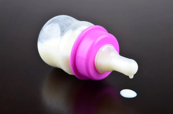 赤ちゃんのミルク入りのボトル ストック写真