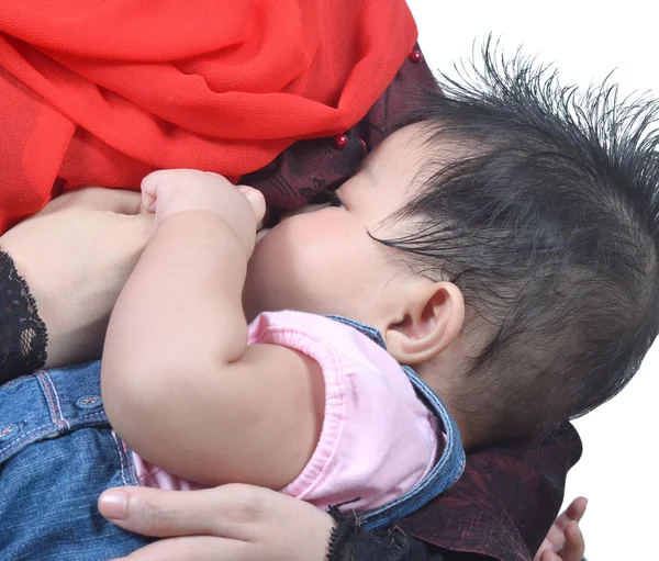 若いアジアのイスラム教徒の母親の母乳白い背景上に分離されて彼女のかわいい赤ちゃんの少女 ストックフォト