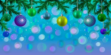 Noel ağacında takılar, yakın çekim. Renkli ışıkları olan arka plan bokeh ve ladin dalları. Asılı renk topları olan dallar. Noel kartları, afişler, el ilanları, parti posterleri için harika..