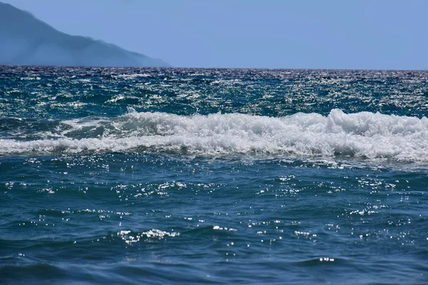 Paisaje Marino Mediodía Montañas Sobre Mar Textura Superficie Del Agua — Foto de Stock