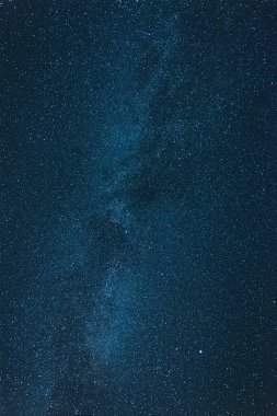 Açık gece gökyüzü Samanyolu ve büyük miktarda yıldızla.