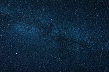 Açık gece gökyüzü Samanyolu ve büyük miktarda yıldızla.