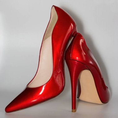 Kırmızı renkli yüksek topuklu kadın ayakkabısı manzarası.