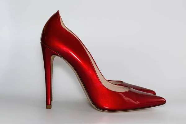 Boční pohled na červené barevné vysoké podpatky dámské boty. — Stock fotografie