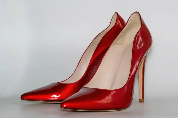 Vooraanzicht van de rood gekleurde hoge hakken damesschoenen. — Stockfoto
