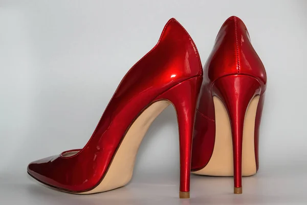 Червоного кольору високі каблуки жіноче взуття з вигляду ззаду . — стокове фото