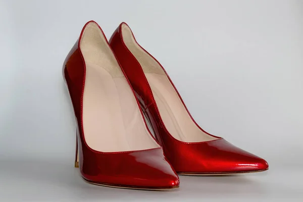 Vooraanzicht van de rood gekleurde hoge hakken damesschoenen. — Stockfoto