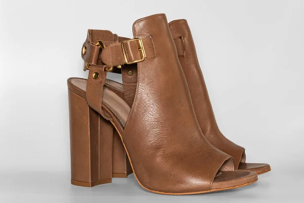 Ženské kožené sandály s vysokými podpatky. Dámská obuv. — Stock fotografie