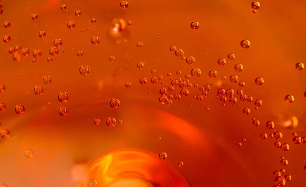 液体中鲜活橙色气泡的抽象背景. — 图库照片
