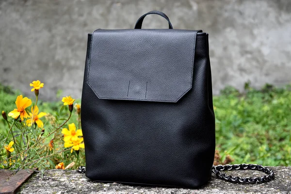 Rucksack aus echtem Leder, schwarze Farbe. Stylische Damentasche. — Stockfoto
