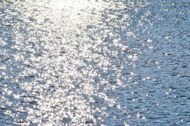 Gündüz vakti mavi suyun duvar kağıdında güneş ışığı yansıması.