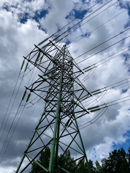 Bulutlu gökyüzü arkaplanına karşı elektrik ağının fotoğrafı.