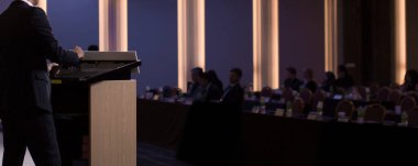 Konferans fotoğrafçısı ve konuşmacı konuşma yapacak. CEO forumunda seminer sunucusu. Eğitim dersinde emlak uzmanı. Yatırımcı sunumu sunum atölyesi resmi.
