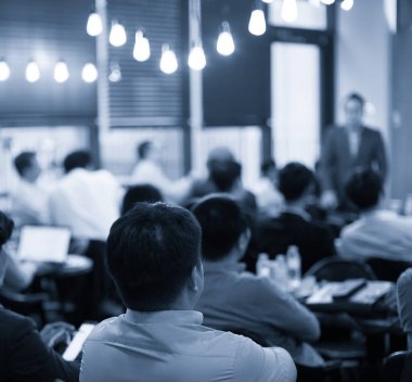 İş Adamları Toplantısı ve Çalışma Yöneticisi Sunucu Başarılı Teknoloji Girişimcileri Grubuna Konuşurken. Danışman Danışman. Büyüme Eğitimi Dersi. Odaklanmamış Bulanık