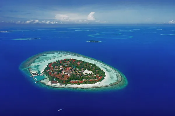 モルディブの海に浮かぶ小さな熱帯の島。水上機から撃たれた. — ストック写真