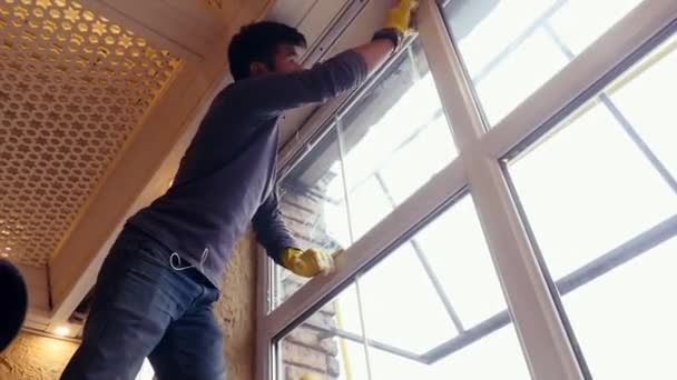 Profesionální čistič oken mýdla a vymačká okno čisté, mužský pracovník — Stock video