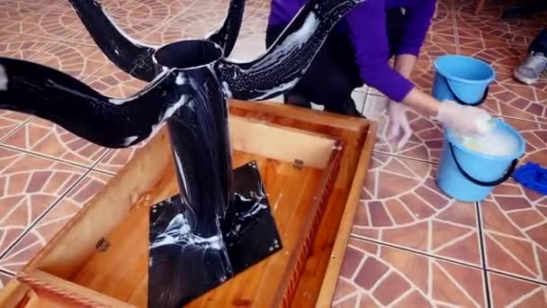 Kobieta sprzątająca stół w restauracji używała pianki do dezynfekcji — Wideo stockowe