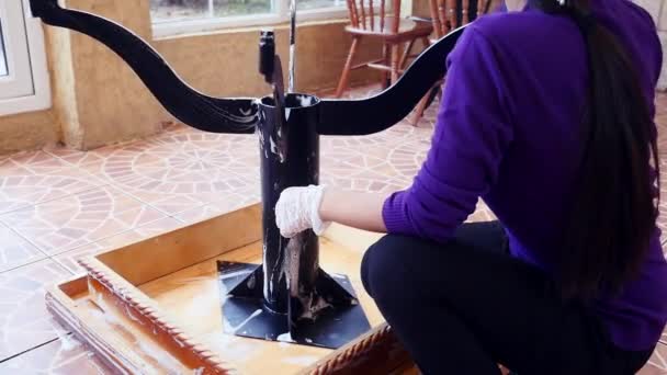 Menjungkirbalikkan meja dan mencuci kaki besi hitam meja di restoran — Stok Video