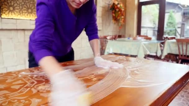 Avvicinamento di persona in guanti che asciugano il tavolo di legno. Impresa di pulizia detergente — Video Stock
