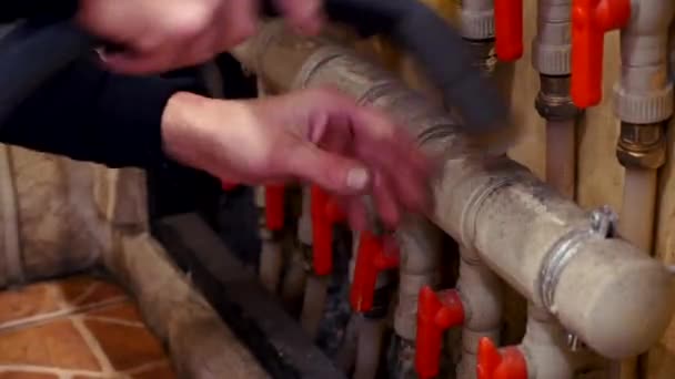 Close-up van een stofzuiger. het reinigen van batterijen. stofreiniging verwarmingstoestel — Stockvideo
