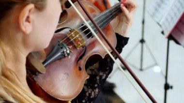 4k Senfoni Orkestrası Kemancıya odaklı bir performans sırasında