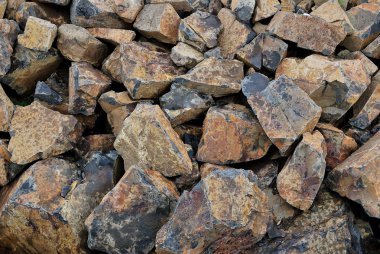 arka plan olarak Yakılan taşlar yığını