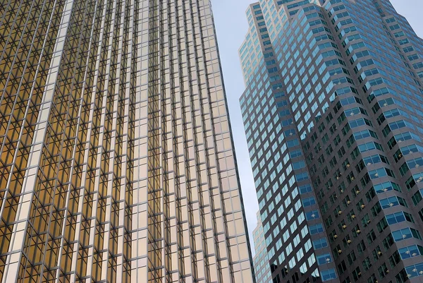 cam altın ve Mavi parlaklık ile modern ofis binaları