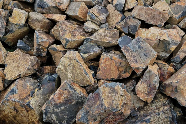 arka plan olarak Yakılan taşlar yığını