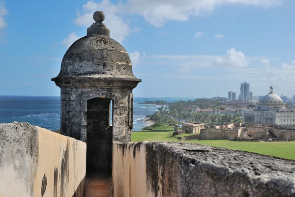 Mavi gökyüzü arka plan üzerinde Fort watchtower. San juan, puerto rico