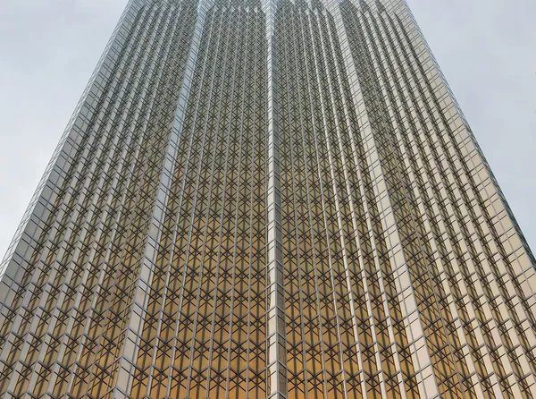 modern ofis binası ile altın bir parlaklık bir cam duvar