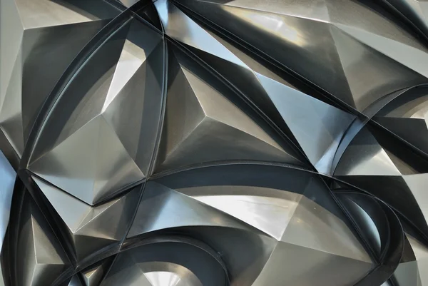 arka plan olarak soyut piramitler metalden yapılmış