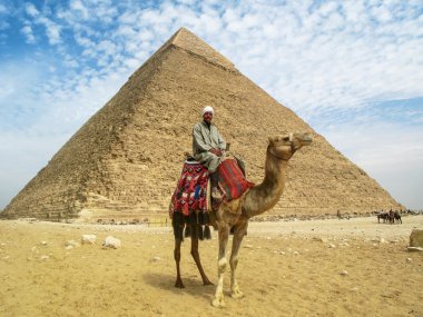 deve adamın önünde giza Piramidi