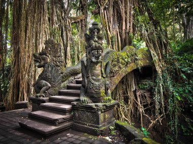 Dragon brug bij de monkey forest heiligdom in ubud, bali